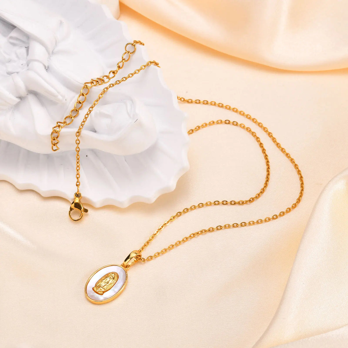 Guadalupe Virgin Mary Necklace for Women Teens, Gold Plated Oval Zircon Inlay Mary Pendant Collar Faith Gift  (GoldenCity)